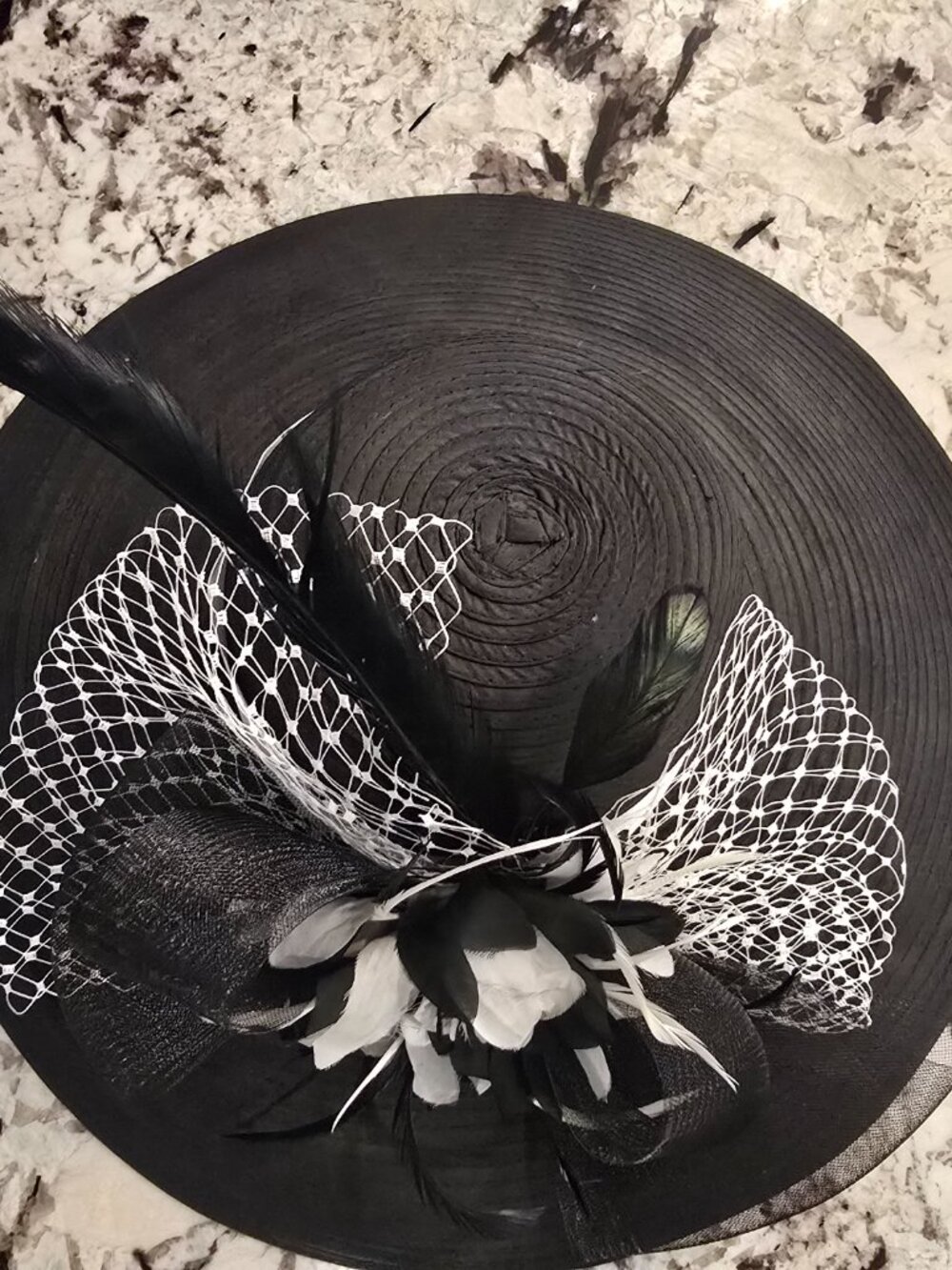 Dee's Black Wide Brim Sun Hat Fascinator White Ribbon Feathers Derby Hat - Picture 8 of 8